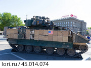 Подбитая боевая машина пехоты М2А2 Bradley производства США, выставка трофейной военной техники НАТО, Центральный район, Волгоград, Россия. Редакционное фото, фотограф Андрей Цыганков / Фотобанк Лори