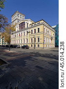 Старый дом (построен в 1902 году)  улица Спиридоновка, 20 стр.1, Москва. Солнечный день в сентябре. Редакционное фото, фотограф Сергей Рыбин / Фотобанк Лори