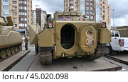 Подбитая американская БМП W2A2 «BRADLEY». Гусеничная бронированная машина армии США. Передвижная выставка трофейной техники НАТО "Сила v правде- гордость и победа" (2024 год). Редакционное видео, видеограф Александр Тараканов / Фотобанк Лори