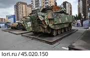 Побитая американская БМП W2A2 «BRADLEY». Гусеничная бронированная машина армии США. Передвижная выставка трофейной техники НАТО "Сила v правде- гордость и победа" (2024 год). Редакционное видео, видеограф Александр Тараканов / Фотобанк Лори