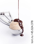 Vanilla creme brulee ice cream chocolate scoop isolated. Стоковое фото, фотограф Катерина Ковалева / Фотобанк Лори