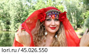 Young beautiful woman dancing in a summer park. Стоковое видео, видеограф Андрей Аркуша / Фотобанк Лори