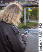 Женщина на улице переписывается в чате в смартфоне. Стоковое фото, фотограф Юлия Юриева / Фотобанк Лори