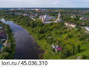 Старинный Борисоглебский монастырь в городском пейзаже июльским днем (аэросъемка). Торжок (2019 год). Стоковое фото, фотограф Виктор Карасев / Фотобанк Лори
