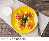 Crispy hashed browned potatoes on brown rustic background, top view. Стоковое фото, фотограф Natalia Gdovskaia / Фотобанк Лори