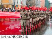 Юнармейцы несут знамя Победы, Забайкальский край, Чита (2022 год). Редакционное фото, фотограф Геннадий Соловьев / Фотобанк Лори