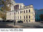 Старый дом (построен в 1902 году)  улица Спиридоновка, 20 стр.1, Москва. Солнечный день в сентябре. Редакционное фото, фотограф Сергей Рыбин / Фотобанк Лори