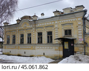 "Городская усадьба золотопромышленника Подвинцева" (Отделение по вопросам миграции). Невьянск, Комсомольская улица, 18 (2019 год). Редакционное фото, фотограф Алексей Иванов / Фотобанк Лори