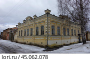 "Городская усадьба золотопромышленника Подвинцева" (Отделение по вопросам миграции). Невьянск, Комсомольская улица, 18 (2019 год). Редакционное фото, фотограф Алексей Иванов / Фотобанк Лори
