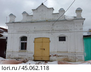 "Торговая лавка". Свердловская область, город Невьянск, Комсомольская улица, дом 6а (2019 год). Редакционное фото, фотограф Алексей Иванов / Фотобанк Лори