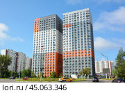 Новостройки в Новых Химках, Новокуркино. Улица Родионова, дома 7а и 7б. Застройщик - ПИК (2024 год). Редакционное фото, фотограф Александр Замараев / Фотобанк Лори