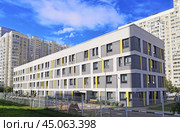 Здание поликлиники № 5 ГБУЗ Московской области в Новых Химках (Молодёжная ул., 64, стр. 1) (2024 год). Редакционное фото, фотограф Александр Замараев / Фотобанк Лори