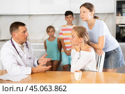 Family physician consults girl child with sore throat from large family at home. Стоковое фото, фотограф Яков Филимонов / Фотобанк Лори