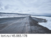 Чуйский тракт на Семинском перевале на Алтае под снегом / Seminsky mountain pass on Chuya highway Altai road under the snow. Стоковое фото, фотограф Сергей Пристяжнюк (Serg Zastavkin) / Фотобанк Лори