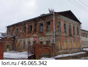 "Купеческий особняк И.З. Карпова". Невьянск, Комсомольская улица, дом 3 (2019 год). Редакционное фото, фотограф Алексей Иванов / Фотобанк Лори
