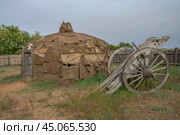 Юрта и арба в туристическом центре Сарай-Бату. Астраханская область (2024 год). Редакционное фото, фотограф Анна Карасева / Фотобанк Лори