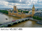 Пейзажная фотография Лондона с высоты птичьего полёта. Вид на Биг-Бен. Стоковое AI-изображение, AI-художник Максим Коломыченко / Фотобанк Лори