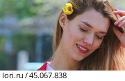 Hair Model. Beautiful Young blond woman showing off her long lush hair. Стоковое видео, видеограф Андрей Аркуша / Фотобанк Лори