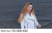 Hair Model. Beautiful blond showing off her long lush hair in summer street. Стоковое видео, видеограф Андрей Аркуша / Фотобанк Лори