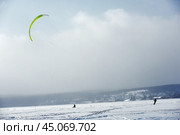 Training of athletes in kiting on a winter sunny day on Lake Onega,Petrozavodsk. Стоковое фото, фотограф Анна Кривицкая / Фотобанк Лори