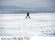 Training of athletes in kiting on a winter sunny day on Lake Onega,Petrozavodsk. Стоковое фото, фотограф Анна Кривицкая / Фотобанк Лори