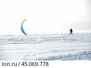 Training of athletes in kiting on a winter sunny day on Lake Onega,Petrozavodsk. Стоковое фото, фотограф Анна Кривицкая / Фотобанк Лори
