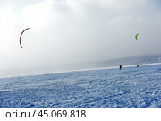 Training of athletes in kiting on a winter sunny day on Lake Onega,Petrozavodsk. Стоковое фото, фотограф Анна Кривицкая / Фотобанк Лори