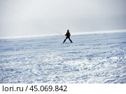 Training of athletes in kiting on a winter sunny day on Lake Onega,Petrozavodsk (2021 год). Редакционное фото, фотограф Анна Кривицкая / Фотобанк Лори