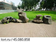 Языческие камни во дворе вологодского кремля. Священные камни (2024 год). Стоковое фото, фотограф Яковлев Сергей / Фотобанк Лори