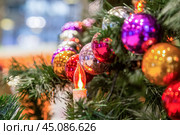 Гирлянда ярких разноцветных шаров на новогодней елке. Крупный план.   Christmas tree background. Стоковое фото, фотограф Лариса Гордеева / Фотобанк Лори