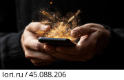 Эфирное золотое сияние, исходящее от смартфона, для дизайна цифровых медиа. Стоковое AI-изображение, AI-художник ФотоИнтеллект / Фотобанк Лори