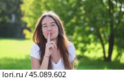Silence. Brunette woman in white t-shirt. Стоковое видео, видеограф Андрей Аркуша / Фотобанк Лори