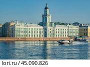 Старинное здание Кунсткамеры (Музея антропологии и этнографии) солнечным июльским утром. Санкт-Петербург, 2024. Редакционное фото, фотограф Дмитрий Мельников / Фотобанк Лори