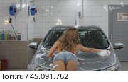 Car Wash. Three Sexy young beautiful girls in a car wash, indoor. Стоковое видео, видеограф Андрей Аркуша / Фотобанк Лори
