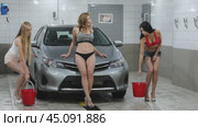 Car Wash. Three Sexy young beautiful girls in a car wash, indoor. Стоковое видео, видеограф Андрей Аркуша / Фотобанк Лори