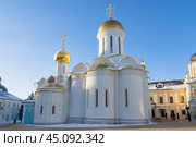Средневековый собор Троицы Живоначальной солнечным январским днем. Свято-Троицкая Сергиевая Лавра, Сергиев Посад. Московская область (2024 год). Стоковое фото, фотограф Виктор Карасев / Фотобанк Лори