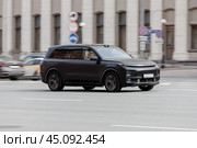 EV crossover SUV Lixiang L8 driving in motion blur on city streets. Редакционное фото, фотограф Константин Григорьев / Фотобанк Лори