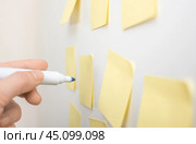 Brainstorming for strategy plan. Business people meeting and use post it notes to share idea on sticky note. Using task control of agile development methodology. Стоковое фото, фотограф Павел Муравьев / Фотобанк Лори
