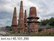 Chimneys and ruins of old lime kilns of the old marble and lime plant on a cloudy August day. Ruskeala, Karelia. Russia (2020 год). Стоковое фото, фотограф Виктор Карасев / Фотобанк Лори