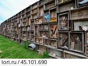 Стена-Музей. Ящики Памяти. Поселок Хужир. Остров Ольхон (2024 год). Стоковое фото, фотограф Александр Тараканов / Фотобанк Лори