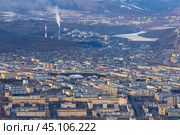 Город Магадан. Вид сверху на городские кварталы, улицы и здания. Большой северный город. Вдали дымящие трубы ТЭЦ. Красивый городской пейзаж. Магадан, Магаданская область, Дальний Восток России. Стоковое фото, фотограф Андрей Степанов / Фотобанк Лори