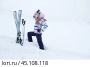 Катание на лыжах, зима, спорт. Счастливая женщина стоит в сугробе с лыжами. Стоковое фото, фотограф Терехова Марина / Фотобанк Лори