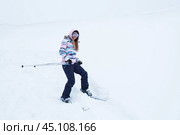 Девушка в горнолыжных очках на снежном склоне. Катание на лыжах, зима, спорт. Стоковое фото, фотограф Терехова Марина / Фотобанк Лори