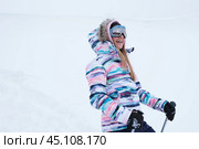Девушка в горнолыжных очках на снежном склоне. Катание на лыжах, зима, спорт. Стоковое фото, фотограф Терехова Марина / Фотобанк Лори
