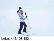 Девушка лыжница фотографирует себя на смартфон на лыжном склоне вне трассы. Блогер, спорт, зима. Стоковое фото, фотограф Терехова Марина / Фотобанк Лори
