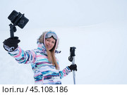 Девушка лыжница фотографирует себя на смартфон на лыжном склоне. Блогер, спорт, зима. Стоковое фото, фотограф Терехова Марина / Фотобанк Лори