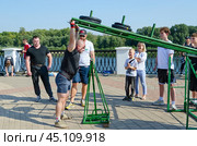 Силовой конкурс "Самый сильный гомельчанин" во время празднования Дня города, Гомель, Беларусь. Упражнение "Викинг пресс" Редакционное фото, фотограф Ольга Коцюба / Фотобанк Лори