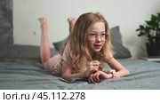 A little girl wears a smartwatch on her wrist and controls the functions by tapping on the screen. Стоковое видео, видеограф Енваев Андрей / Фотобанк Лори