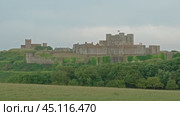 A wide shot of the medieval castle fortifications in Dover, Kent, United Kingdom, one of the largest and most popular tourist attractions in England. Средневековый замок в Дувре, графство Кент, Великобритания. Один из крупнейших замков Англии и очень популярная достопримечательность. Стоковое видео, видеограф Валерий Тесаков / Фотобанк Лори