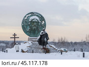 Памятник князю Александру Невскому, Ленинградская область, Россия. Скульптура Александра Невского, молящегося перед битвой на Неве в 1240 году. Портрет Иисуса Христа на щите. Редакционное фото, фотограф Андрей Степанов / Фотобанк Лори